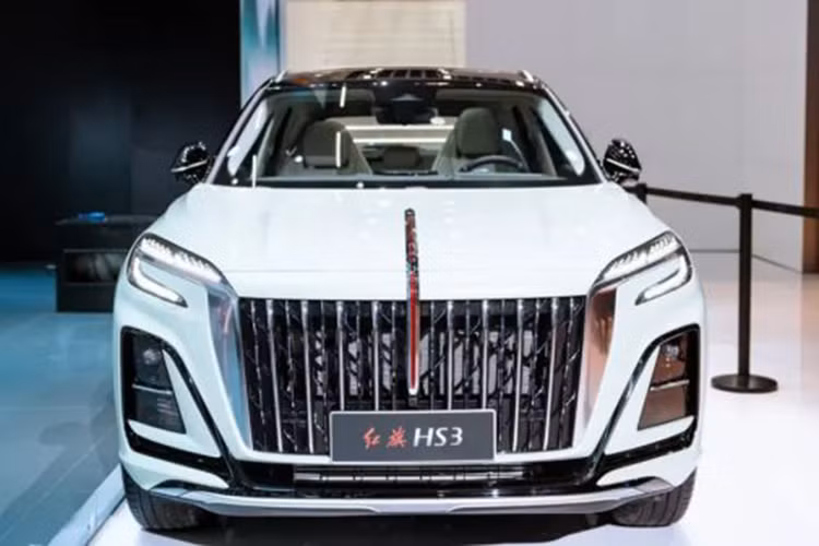 Về công suất, Hồng Kỳ HS3 của Trung Quốc dự kiến được trang bị 3 hệ thống truyền động là máy xăng 1.5T cùng hộp số 7 cấp, hệ truyền động hybird và cuối cùng là máy xăng 2.0T cùng hộp số tự động 8 cấp, công suất cực đại lần lượt là 166 mã lực, 188 mã lực, 248 mã lực, và mô-men xoắn cực đại là 258 Nm, 280 Nm, 380 Nm.