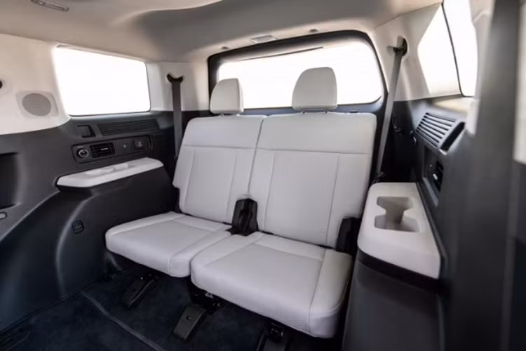 Về nội thất, bên trong cabin của Hyundai SantaFe 2024 được thiết kế theo hơi hướng hiện đại, sang trọng, có đôi chút tối giản nhưng vẫn rất tinh tế. Xe được trang bị màn hình cong toàn cảnh, bao gồm cụm đồng hồ kỹ thuật số 12,3 inch và hệ thống thông tin giải trí 12,3 inch.