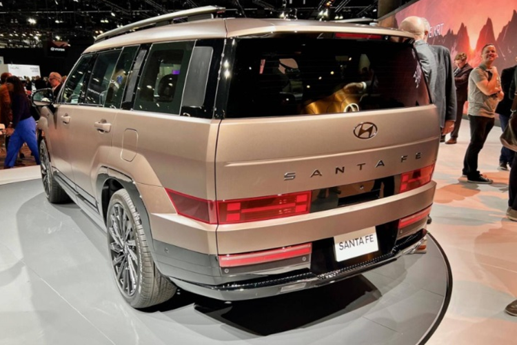 Nhìn ngang hông xe, Hyundai SantaFe 2024 có hốc bánh mở rộng, thiết kế vuông vức, mang đến cái nhìn mạnh mẽ, thể thao hơn. Xung quanh xe là những bề mặt bằng phẳng và nóc dốc dần về phía sau, đi kèm baga màu đen khỏe khoắn.