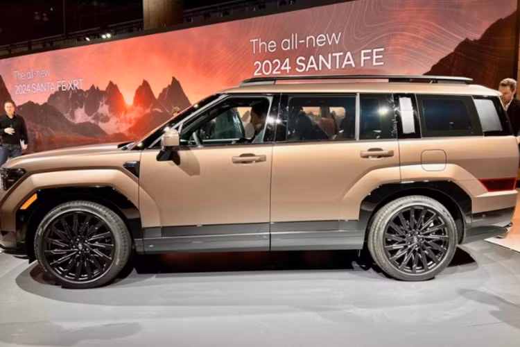 Phần đầu xe gây ấn tượng với đèn pha hình chữ “H” độc đáo, đi cùng logo Hyundai nằm trên nắp ca-pô. Ngoài ra, xe có thanh đèn chạy ngang song song với viền ca pô.