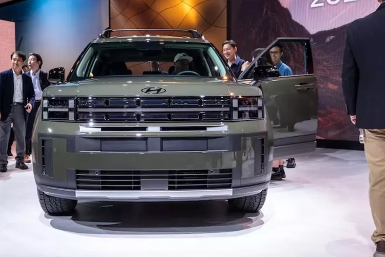 Đường chân kính của xe cũng không còn hất lên ở cột C mà kéo thẳng về phía đuôi xe. Trên mỗi phiên bản, Hyundai SantaFe 2024 sẽ sở hữu một loại vành la-zăng khác nhau.