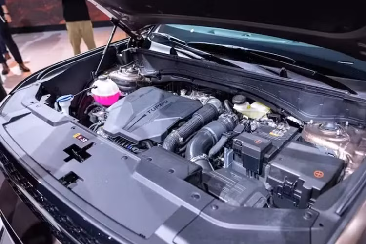 Cung cấp sức mạnh cho Hyundai SantaFe 2024 tại Mỹ là 2 tùy chọn động cơ. Thứ nhất là động cơ xăng 4 xi-lanh, tăng áp, dung tích 2.5L cho công suất tối đa 277 mã lực và mô-men xoắn cực đại 421 Nm.