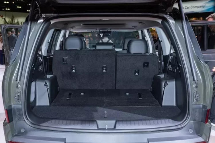 Bên cạnh đó, SantaFe cũng sẽ là chiếc xe Hyundai đầu tiên ở Mỹ có tính năng cảnh báo tài xế mất tập trung. Mẫu xe này sử dụng camera hồng ngoại để theo dõi tài xế và phán đoán xem họ đang nhìn vào đâu để kịp thời đưa ra cảnh báo, nhắc nhở.