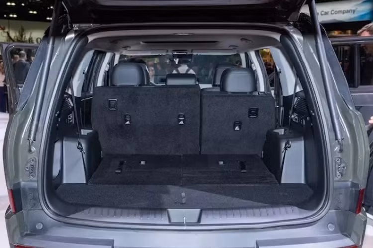 Bên cạnh đó, SantaFe cũng sẽ là chiếc xe Hyundai đầu tiên ở Mỹ có tính năng cảnh báo tài xế mất tập trung. Mẫu xe này sử dụng camera hồng ngoại để theo dõi tài xế và phán đoán xem họ đang nhìn vào đâu để kịp thời đưa ra cảnh báo, nhắc nhở.