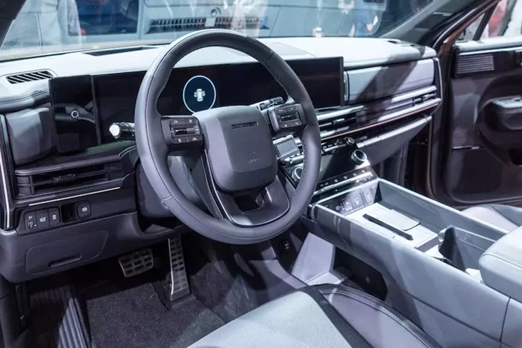 Ở thị trường Mỹ, xe vẫn có 2 cấu hình chỗ ngồi là 2+2+2 và 2+3+2. Với cấu hình 6 chỗ, xe sẽ đi kèm 2 ghế thương gia ở giữa. Tuy nhiên, với những hành khách cao khoảng 1m8 thì hàng ghế thứ 3 có đôi chút chật chội. Bù lại, người dùng lại được trang bị: giá để ly, cổng sạc điện, cổng USB và cửa gió điều hòa.