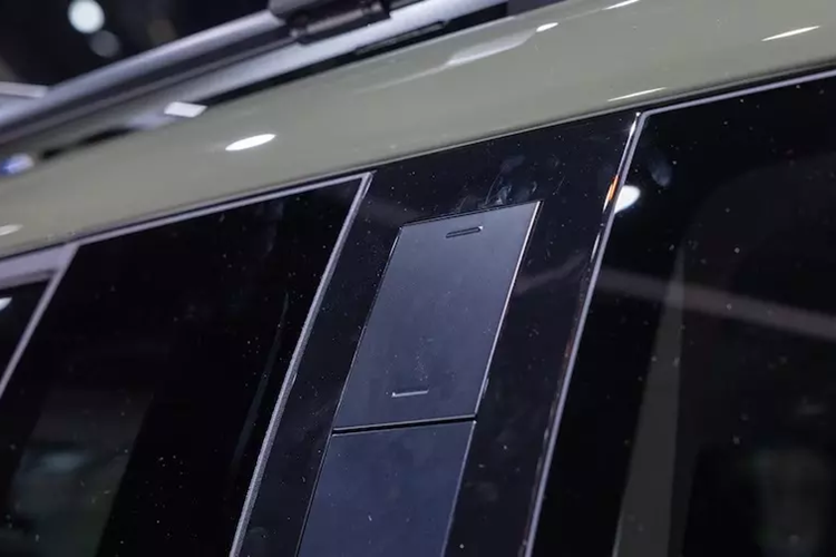 Về trang bị an toàn, SantaFe tại thị trường Mỹ sở hữu hàng loạt tính năng hỗ trợ lái như: Kiểm soát hành trình thông minh, Hỗ trợ lái xe trên đường cao tốc, Hỗ trợ tránh va chạm phía trước và Hỗ trợ theo làn đường.