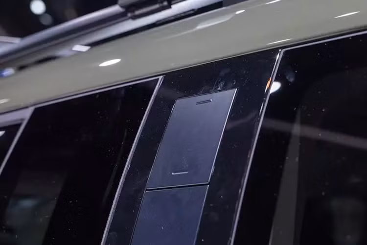 Về trang bị an toàn, SantaFe tại thị trường Mỹ sở hữu hàng loạt tính năng hỗ trợ lái như: Kiểm soát hành trình thông minh, Hỗ trợ lái xe trên đường cao tốc, Hỗ trợ tránh va chạm phía trước và Hỗ trợ theo làn đường.