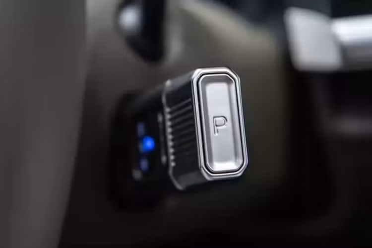 Một số điểm nổi bật khác bên trong khoang lái có thể kể đến như: hệ thống âm thanh cao cấp Bose 12 loa, sạc điện thoại không dây kép và ghế ngồi thư giãn có bệ đỡ chân. Ngoài ra, SantaFe 2024 còn được trang bị công nghệ chìa khóa kỹ thuật số, gương chiếu hậu kỹ thuật số, ngăn khử trùng UV-C.