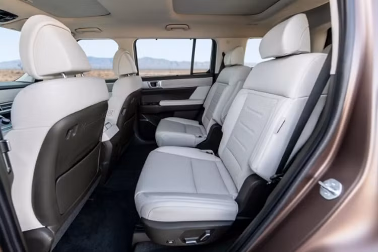 Những khách hàng ưa thích sự mới mẻ, thể thao có thể chọn Santa Fe phiên bản XRT mới. Phiên bản này sẽ có thiết kế kiểu việt dã với ngoại hình hầm hố hơn. Bản này được trang bị bộ mâm 18 inch, lốp địa hình 30 inch và chiều cao gầm tăng 38 mm so với bản thường.