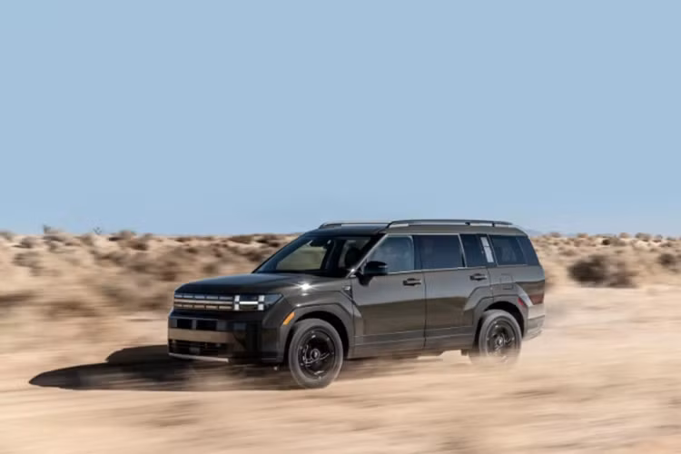 Thứ hai là hệ truyền động hybrid với máy xăng 4 xi-lanh, tăng áp, dung tích 1.6L và mô-tơ điện, tạo ra công suất tổng cộng 232 mã lực cùng mô-men xoắn cực đại 367 Nm. Động cơ sẽ đi với hộp số tự động 8 cấp và hệ dẫn động cầu trước hoặc 4 bánh toàn thời gian.