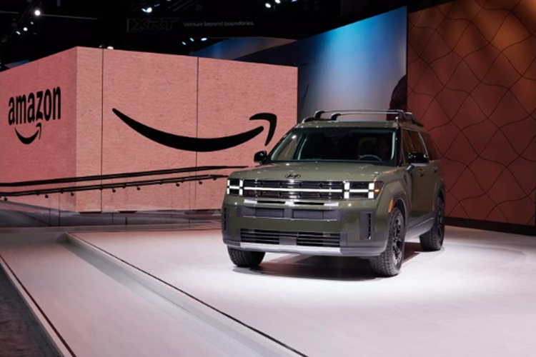 So với thị trường nội địa, ngoại hình của Hyundai SantaFe 2024 mới tại triển lãm không khác biệt gì. Xe vẫn mang dáng dấp vuông vức, khỏe khoắn, gợi nhiều liên tưởng đến Land Rover Defender.