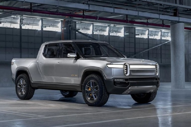 Đáng chú ý là Rivian R1T chạy điện được trang bị tính năng quay tròn tại chỗ mà không rời khỏi vị trí, không như cách làm của ô tô thông thường mà giống xe tăng. Nhờ tính năng tự xoay tại chỗ 360 độ này mà mẫu bán tải điện Rivian R1T được hãng xe Mỹ đặt tên là "Tank turn".