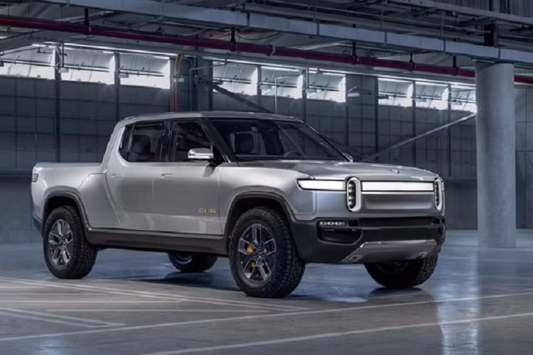 Đáng chú ý là Rivian R1T chạy điện được trang bị tính năng quay tròn tại chỗ mà không rời khỏi vị trí, không như cách làm của ô tô thông thường mà giống xe tăng. Nhờ tính năng tự xoay tại chỗ 360 độ này mà mẫu bán tải điện Rivian R1T được hãng xe Mỹ đặt tên là "Tank turn".