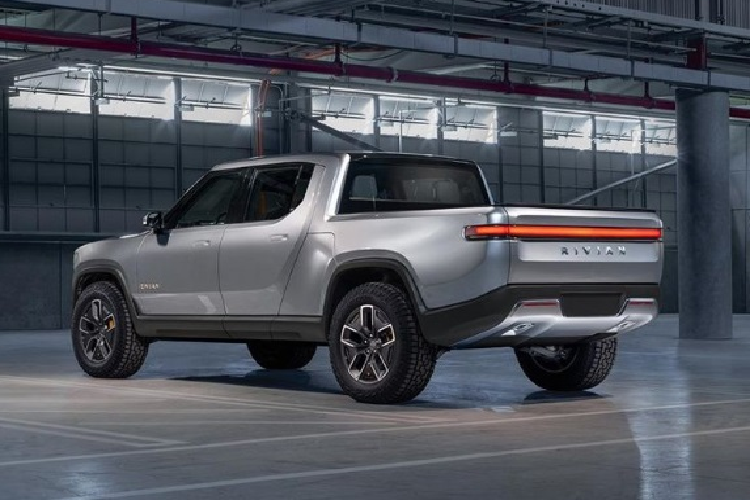 Tính năng "Tank turn" trên Rivian R1T thực chất được lấy cảm hứng từ chế độ xoay tương tự trên các mẫu xe tăng chiến đấu. Nó được xem là khá hữu ích cho người sử dụng khi cần đưa xe ra khỏi vị trí đỗ chật hẹp và không đủ bán kính quay đầu.