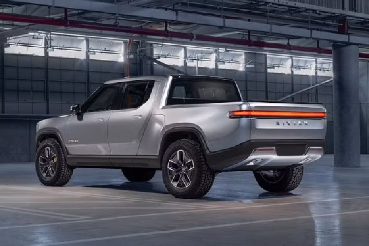 Tính năng "Tank turn" trên Rivian R1T thực chất được lấy cảm hứng từ chế độ xoay tương tự trên các mẫu xe tăng chiến đấu. Nó được xem là khá hữu ích cho người sử dụng khi cần đưa xe ra khỏi vị trí đỗ chật hẹp và không đủ bán kính quay đầu.