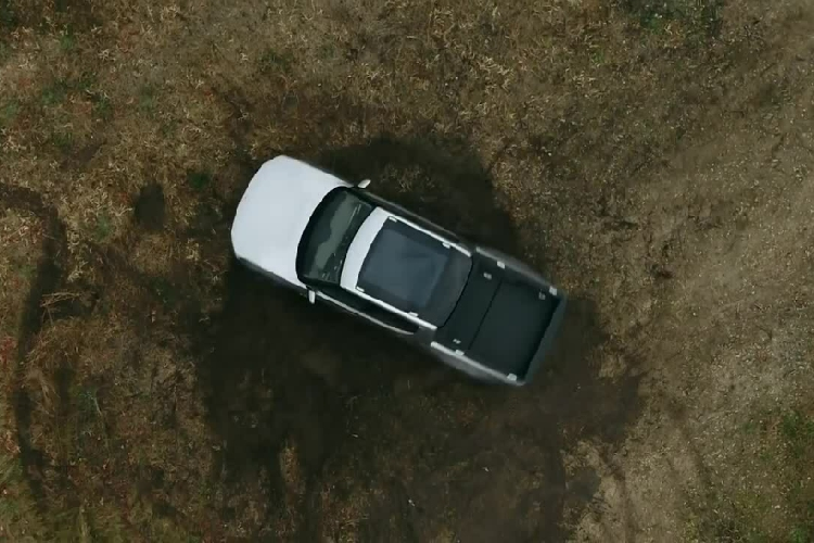 Một tạp chí Mỹ cũng cho rằng, người ngồi trong xe sẽ cảm thấy chóng mặt, khiếp sợ bởi khi sử dụng tính năng này, 4 bánh xe sẽ quay tròn rất nhanh.