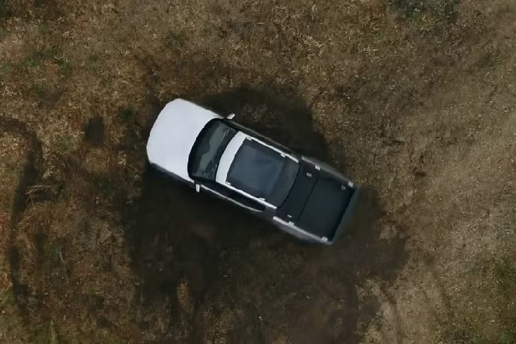 Một tạp chí Mỹ cũng cho rằng, người ngồi trong xe sẽ cảm thấy chóng mặt, khiếp sợ bởi khi sử dụng tính năng này, 4 bánh xe sẽ quay tròn rất nhanh.