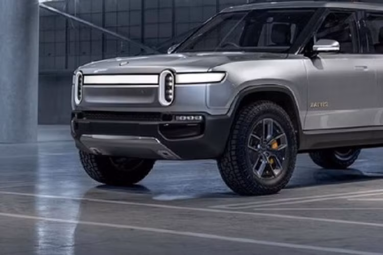 Nguyên lý hoạt động của tính năng Tank turn trên Rivian R1T cũng không quá phức tạp, R1T được trang bị trên mỗi bánh xe một mô-tơ điện, chúng hoạt động hoàn toàn độc lập có thể quay ngược chiều nhau cùng lúc. Khi kích hoạt "Tank turn", hai chiều bánh xe sẽ quay ngược chiều nhau, từ đó tạo nên "biệt tài" quay tại chỗ 360 độ độc đáo.