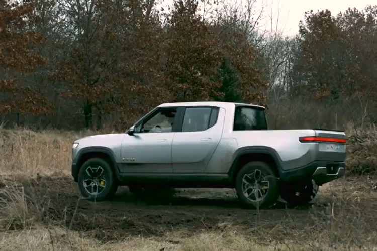 Dù tính năng này từng được Rivian rất tự hào nhưng mới đây, CEO của Rivian, R.J. Scaringe, cho biết, chế độ lái này sẽ không có trên những chiếc R1T bản thương mại. Sau khi xem xét, nghiên cứu kỹ càng, hãng đã nhận thấy nhiều bất cập nếu người dùng sử dụng tính năng này. Nếu thường xuyên lạm dụng sẽ gây hư hại lớn đến mặt đường.