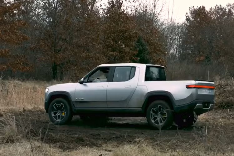 Dù tính năng này từng được Rivian rất tự hào nhưng mới đây, CEO của Rivian, R.J. Scaringe, cho biết, chế độ lái này sẽ không có trên những chiếc R1T bản thương mại. Sau khi xem xét, nghiên cứu kỹ càng, hãng đã nhận thấy nhiều bất cập nếu người dùng sử dụng tính năng này. Nếu thường xuyên lạm dụng sẽ gây hư hại lớn đến mặt đường.