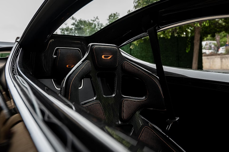 Phương pháp in 3D này là kết quả của Divergent - công ty mẹ của nhà sản xuất ôtô, đơn vị nội bộ sản xuất khung và linh kiện 21C; cho phép sử dụng các hợp kim nhẹ cũng như các vật liệu như sợi carbon. Mỗi mẫu 21C đều có cấu hình chỗ ngồi thẳng hàng theo phong cách Blackbird nguyên bản.