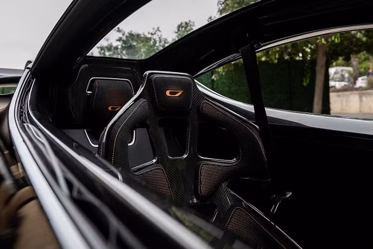 Phương pháp in 3D này là kết quả của Divergent - công ty mẹ của nhà sản xuất ôtô, đơn vị nội bộ sản xuất khung và linh kiện 21C; cho phép sử dụng các hợp kim nhẹ cũng như các vật liệu như sợi carbon. Mỗi mẫu 21C đều có cấu hình chỗ ngồi thẳng hàng theo phong cách Blackbird nguyên bản.