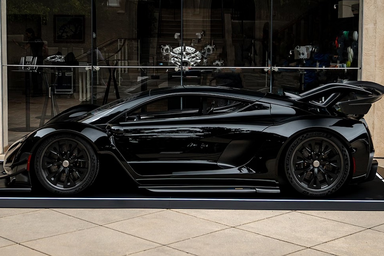 Màu sơn đen của Czinger 21C Blackbird Edition là điểm nhấn của chiếc máy bay phản lực này, đây là màu sơn đặc biệt có tên "Jet Black" cùng với nhiều chi tiết sợi carbon có logo Blackbird mang hình bóng SR-71.