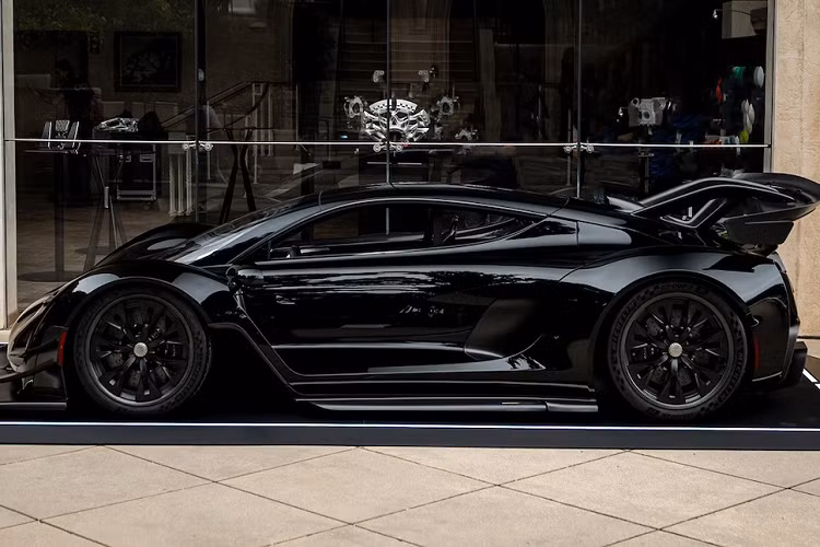 Màu sơn đen của Czinger 21C Blackbird Edition là điểm nhấn của chiếc máy bay phản lực này, đây là màu sơn đặc biệt có tên "Jet Black" cùng với nhiều chi tiết sợi carbon có logo Blackbird mang hình bóng SR-71.