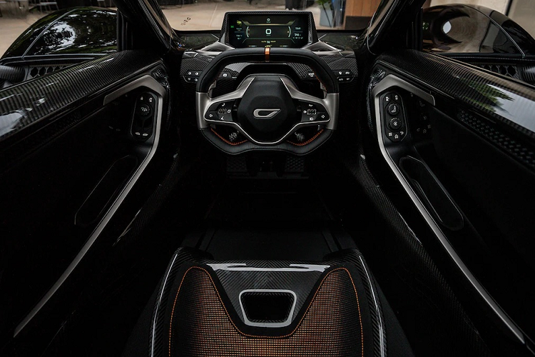 Góc nhìn từ khoang lái tạo nên cảm xúc khác biệt, tương tự như góc nhìn từ máy bay SR-71. Cách bố trí ghế theo dạng song song 1 và 2. Vào 6/3/1990, SR-71 lập nhiều kỷ lục tốc độ trên chuyến bay từ Los Angeles, California đến Washington, D.C. Nó băng qua lục địa Mỹ trong 64 phút 20 giây, quãng đường 2.299,7 dặm (3,701km) với tốc độ trung bình là 2.144,8mph (3.451km/h).