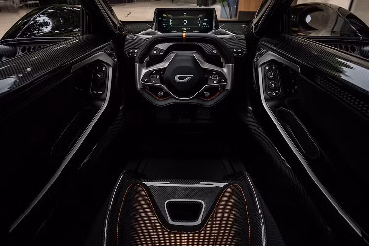 Góc nhìn từ khoang lái tạo nên cảm xúc khác biệt, tương tự như góc nhìn từ máy bay SR-71. Cách bố trí ghế theo dạng song song 1 và 2. Vào 6/3/1990, SR-71 lập nhiều kỷ lục tốc độ trên chuyến bay từ Los Angeles, California đến Washington, D.C. Nó băng qua lục địa Mỹ trong 64 phút 20 giây, quãng đường 2.299,7 dặm (3,701km) với tốc độ trung bình là 2.144,8mph (3.451km/h).