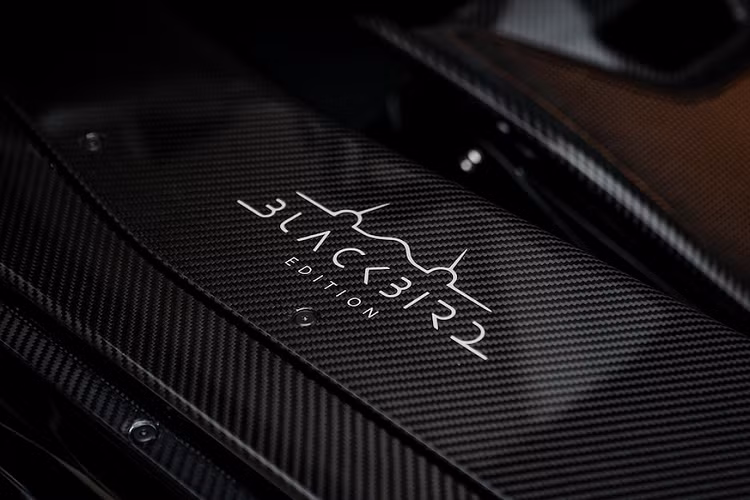 Bộ mâm có thiết kế mới, bắt mắt hơn. Cản sau cùng cánh gió lớn và hệ thống ống xả được tinh chỉnh tái tạo phần đuôi theo phong cách động cơ phản lực. Nội thất Czinger 21C Blackbird Edition lấy cảm hứng từ máy bay chiến đấu với tông màu đen. Những chi tiết trang trí màu cam và các tấm đệm ghế tạo cảm giác động cơ phản lực đang kích hoạt.