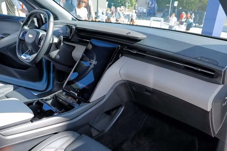 Hiện thông số chi tiết của Ford Explorer EV vẫn chưa được công bố hết nhưng theo trang Auto Express, tùy chọn truyền động mặc định trên Explorer EV là loại mô-tơ đơn có công suất 168 mã lực kèm pin cho tầm vận hành 351 km. Hai bản cao hơn có công suất/tầm vận hành lần lượt là 228 mã lực/539 km và 335 mã lực/491 km.