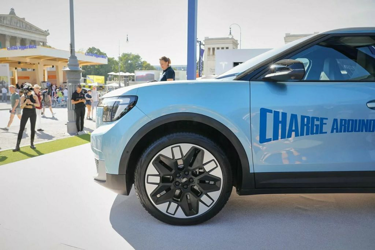 Theo công bố của nhà sản xuất, Ford Explorer EV có thể tích khoang hành lý là 450 lít, tăng lên tối đa 1.400 lít khi gập hàng ghế sau. Sàn khoang có thể hạ thấp để tối ưu không gian chứa đồ hoặc nâng cao để chặn đồ đặt tại đây để người dùng sử dụng khoang ẩn bên dưới.