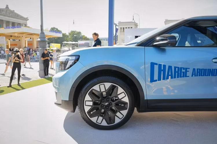 Theo công bố của nhà sản xuất, Ford Explorer EV có thể tích khoang hành lý là 450 lít, tăng lên tối đa 1.400 lít khi gập hàng ghế sau. Sàn khoang có thể hạ thấp để tối ưu không gian chứa đồ hoặc nâng cao để chặn đồ đặt tại đây để người dùng sử dụng khoang ẩn bên dưới.