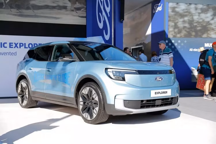 Với chiều dài chưa tới 4,5 mét, Ford Explorer EV ngắn hơn một chút so với Volkswagen ID.4 mà nó chia sẻ nền tảng. Chiếc SUV điện cung cấp chỗ ngồi cho 5 người. Các thông số chi tiết của xe hiện vẫn chưa được hãng công bố hết.