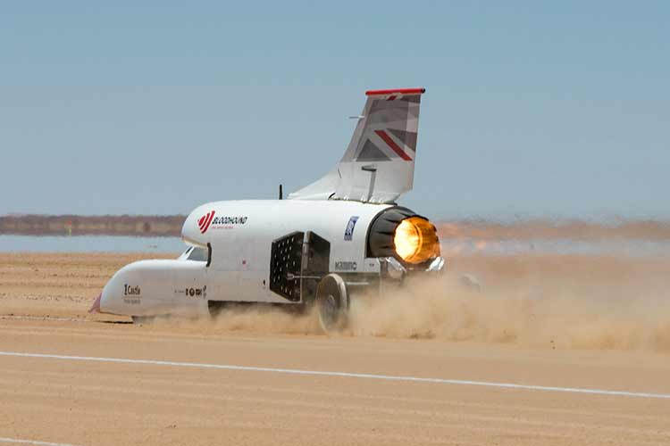 Các kỹ sư Bloodhound đang lên kế hoạch phát triển một mẫu xe không sử dụng bất kỳ nhiên liệu hóa thạch nào. Sau thử nghiệm vào năm 2019, Bloodhound LSR đã được tháo các bộ phận thiết yếu như động cơ phản lực EJ200. Theo BBC, nhóm chuyên gia đang lên kế hoạch tháo dỡ hoàn toàn Bloodhound LSR và chế tạo lại trước khi chạy thử ở đường đua Northern Cape.