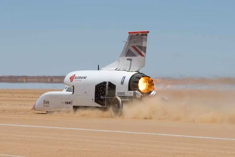 Các kỹ sư Bloodhound đang lên kế hoạch phát triển một mẫu xe không sử dụng bất kỳ nhiên liệu hóa thạch nào. Sau thử nghiệm vào năm 2019, Bloodhound LSR đã được tháo các bộ phận thiết yếu như động cơ phản lực EJ200. Theo BBC, nhóm chuyên gia đang lên kế hoạch tháo dỡ hoàn toàn Bloodhound LSR và chế tạo lại trước khi chạy thử ở đường đua Northern Cape.