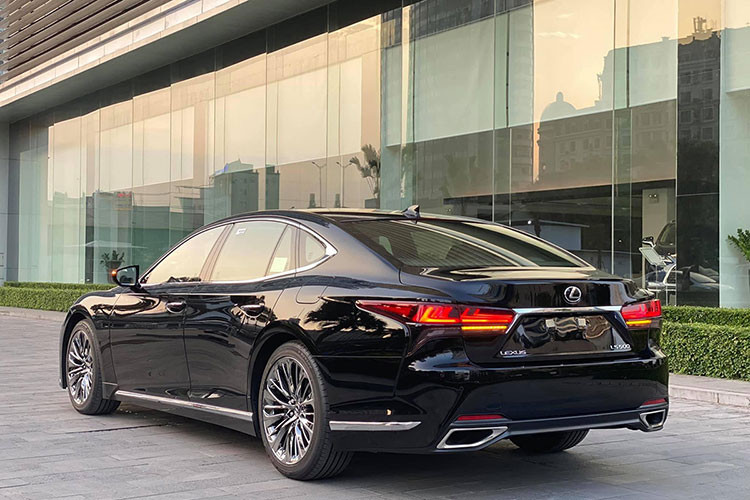 Lexus LS 500 tại Việt Nam có hai tùy chọn động cơ. Thứ nhất là bản tiêu chuẩn sở hữu khối động cơ tăng áp kép V6 3.5L sản sinh công suất 415 mã lực và 600 Nm mô men xoắn cực đại. Toàn bộ sức mạnh được truyền xuống hai bánh sau thông qua hộp số tự động 10 cấp.