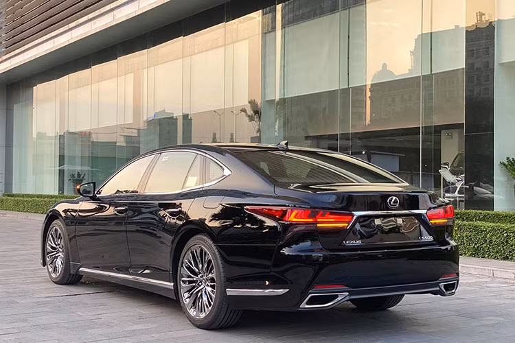 Lexus LS 500 tại Việt Nam có hai tùy chọn động cơ. Thứ nhất là bản tiêu chuẩn sở hữu khối động cơ tăng áp kép V6 3.5L sản sinh công suất 415 mã lực và 600 Nm mô men xoắn cực đại. Toàn bộ sức mạnh được truyền xuống hai bánh sau thông qua hộp số tự động 10 cấp.