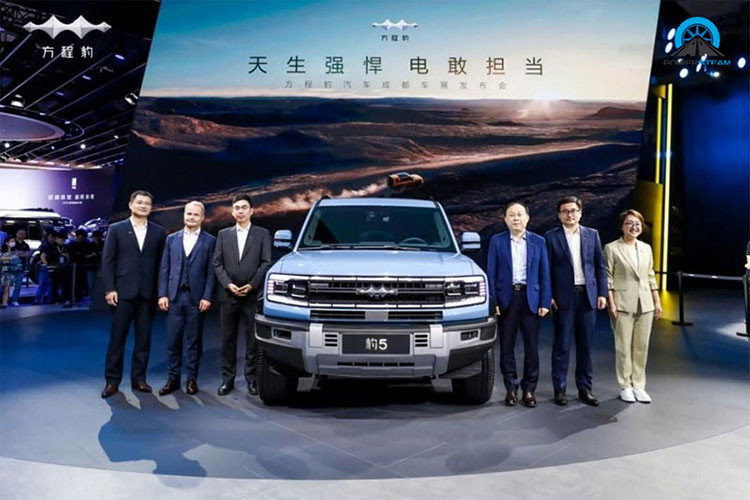 Lần đầu tiên ra mắt trong triển lãm Ô tô Thành Đô 2023 diễn ra tại Trung Quốc vào hồi tháng 8 vừa qua, Leopard 5 là mẫu xe đầu tay của thương hiệu con Fang Cheng Bao thuộc hãng BYD. Sau gần 1 tháng trình làng, BYD Fang Cheng Bao Leopard 5 2024 mới được hãng tung ra hình ảnh nội thất chính thức