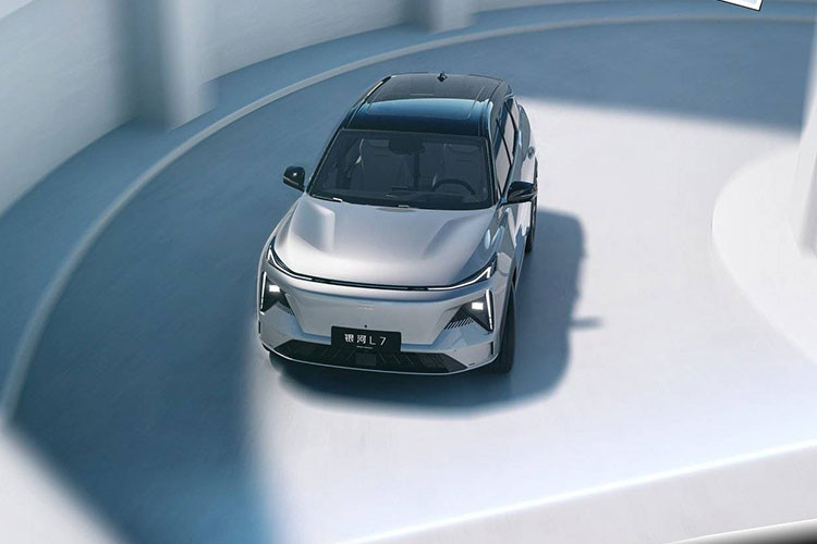 Còn khi kết hợp hệ dẫn động hybrid, xe có thể chạy được quãng đường dài 1.310 km đến 1.370 km, mức tiêu thụ nhiên liệu toàn diện là 2,35 lít/100km và 1,3 lít/100km (tương ứng với điều kiện làm việc WLTC), mức tiêu hao nhiên liệu của xe khi sử dụng động cơ xăng là 5,23 lít/100km (điều kiện WLTC).