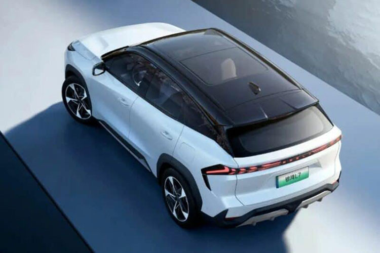 Nói về pin, nó có hai tùy chọn LFP từ CATL. Chiếc đầu tiên có công suất 9,11 kWh, hoạt động tốt trong phạm vi 55 km CLTC và 43 km WLTP. Đối với tùy chọn thứ hai, nó là 18,7 kWh cho 115 km (CLTC) và 90 km (WLTP).