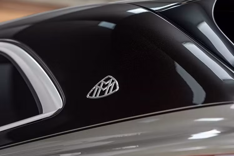 Hàng ghế sau - nơi thuộc về chủ nhân đích thực của Mercedes-Maybach EQS 680 2024 - được bọc bằng chất liệu da thân thiện với môi trường. Ghế có đủ tính năng thông hơi, massage và sưởi ấm cổ/vai. Thêm vào đó là công nghệ Chauffeur Package, cho phép ghế trước tự động dịch chuyển về phía trước khi ghế sau ngả ra.