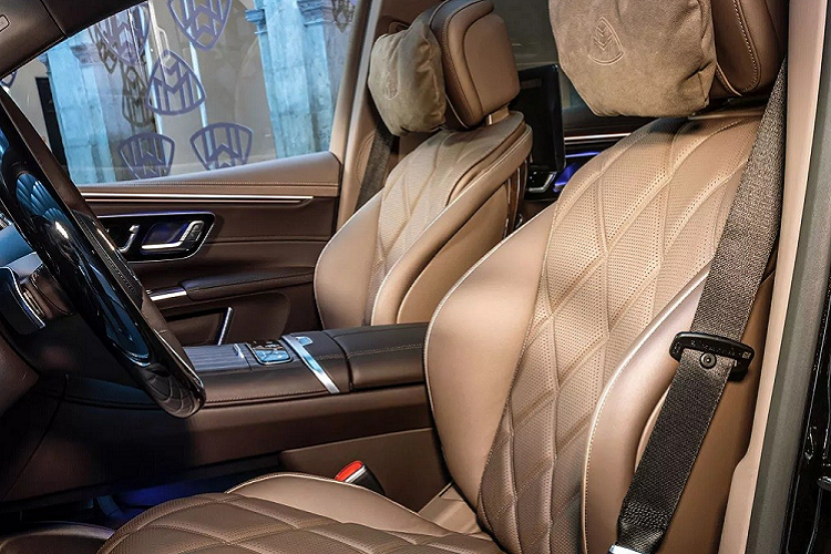 Hành khách ngồi trên ghế sau có thể giải trí bằng màn hình 11,6 inch lắp trên lưng ghế trước. Hành khách cũng có thể xem hoặc thậm chí chỉnh hệ thống định vị của xe qua màn hình này.