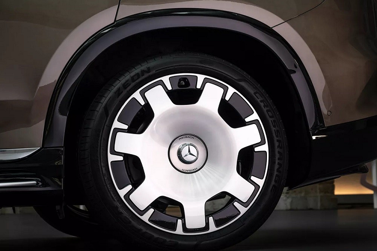 Ngoài ra, Mercedes-Maybach EQS 680 2024 còn có ngoại thất sơn 2 màu đặc trưng và nhiều chi tiết mạ crôm nhằm nhấn mạnh sự sang trọng. Không có gì ngạc nhiên khi mọi tinh hoa của Mercedes-Maybach EQS 680 2024 đều tập trung chủ yếu bên trong xe