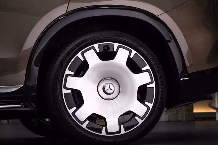 Ngoài ra, Mercedes-Maybach EQS 680 2024 còn có ngoại thất sơn 2 màu đặc trưng và nhiều chi tiết mạ crôm nhằm nhấn mạnh sự sang trọng. Không có gì ngạc nhiên khi mọi tinh hoa của Mercedes-Maybach EQS 680 2024 đều tập trung chủ yếu bên trong xe