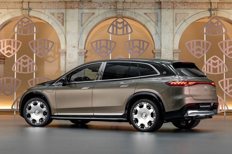 Đúng như tên gọi, mẫu SUV siêu sang Mercedes-Maybach EQS 680 2024 chính là phiên bản cao cấp hơn của dòng Mercedes-Benz EQS SUV. Đồng thời, đây cũng là mẫu xe điện đầu tiên của thương hiệu Mercedes-Maybach. So với Mercedes-Benz EQS SUV thông thường, Mercedes-Maybach EQS 680 2024 sở hữu ngoại hình cao cấp hơn, thể hiện qua lưới tản nhiệt đóng kín với những nan mạ crôm nằm dọc...