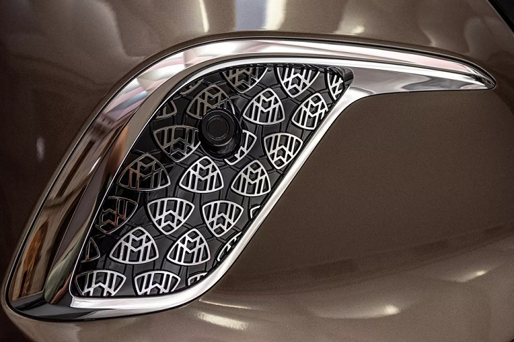 Nếu hành khách chi thêm tiền cho gói công nghệ First Class tùy chọn, bệ tì tay trung tâm ở hàng ghế trước sẽ được kéo dài về phía sau, tạo thành vách ngăn chạy dọc nội thất. Bệ tì tay này được ốp gỗ bóng bảy, tương tự lưng ghế trước.