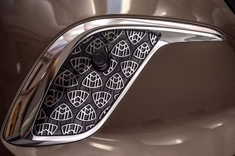 Nếu hành khách chi thêm tiền cho gói công nghệ First Class tùy chọn, bệ tì tay trung tâm ở hàng ghế trước sẽ được kéo dài về phía sau, tạo thành vách ngăn chạy dọc nội thất. Bệ tì tay này được ốp gỗ bóng bảy, tương tự lưng ghế trước.