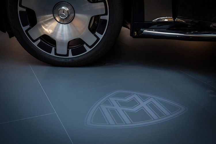 Tại đây, thương hiệu ngôi sao 3 cánh trang bị hệ thống nước hoa Air Balance tiêu chuẩn, hệ thống âm thanh Burmester 4D 15 loa, hộc đựng cốc có thể sưởi ấm đồ uống, đèn hình vuông tích hợp trên cột C và 253 đèn LED khác có thể chỉnh màu nhằm tạo ra không gian nội thất phù hợp với tâm trạng của hành khách.